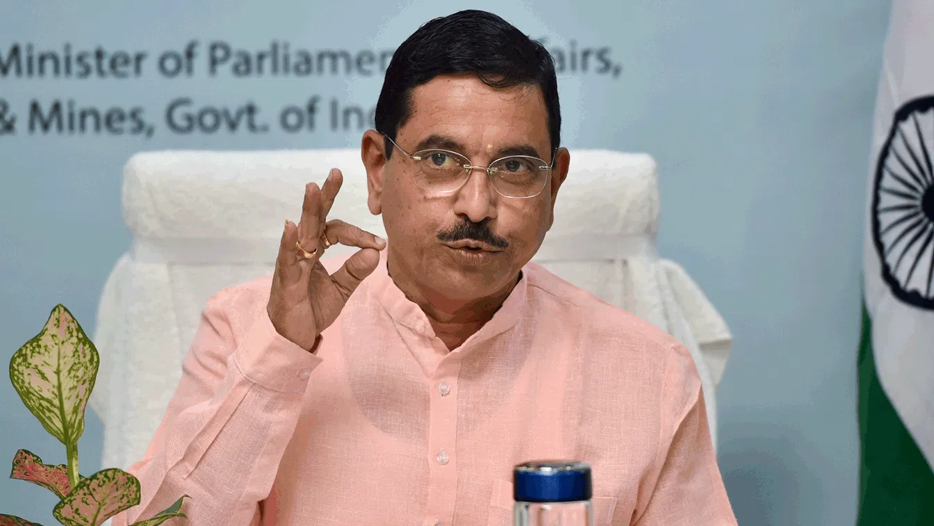 Delhi: राष्ट्रपति ने मंजूर किया प्रधान का इस्तीफा, प्रह्लाद जोशी को मिला शिक्षा मंत्रालय का अतिरिक्त प्रभार